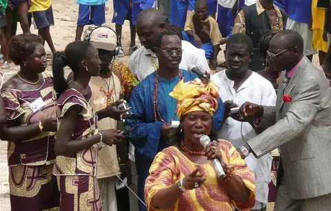 Sëfí Ngëkë, ƴeekohi gaana hom njooɓɗi Yikka Yaa Mbay